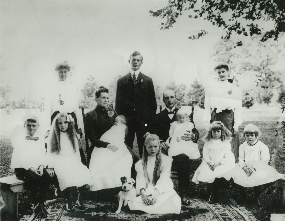 1905 photo of Egglesfield family. Drumthwacket Foundation.